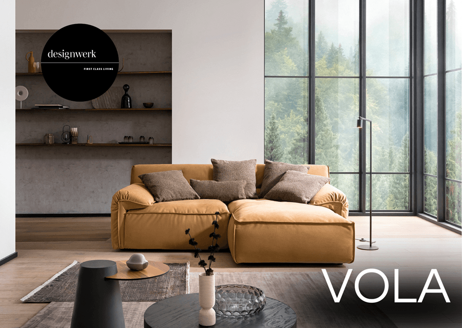 Ledercouch in hellbraun mit braunen Kissen